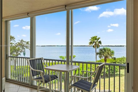 Condo in Hutchinson Island South, Florida, 2 bedrooms  № 1893524 - photo 2