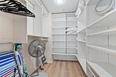 Condo in Hutchinson Island South, Florida, 2 bedrooms  № 1893524 - photo 23
