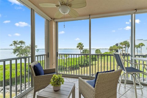 Condo in Hutchinson Island South, Florida, 2 bedrooms  № 1893524 - photo 13