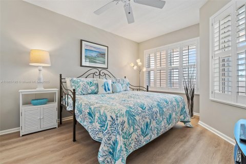 Condo in Hutchinson Island South, Florida, 2 bedrooms  № 1893524 - photo 20