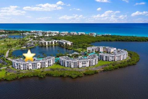 Condo in Hutchinson Island South, Florida, 2 bedrooms  № 1893524 - photo 1