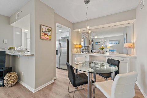 Condo in Hutchinson Island South, Florida, 2 bedrooms  № 1893524 - photo 7