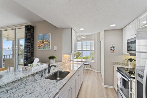 Condo in Hutchinson Island South, Florida, 2 bedrooms  № 1893524 - photo 8
