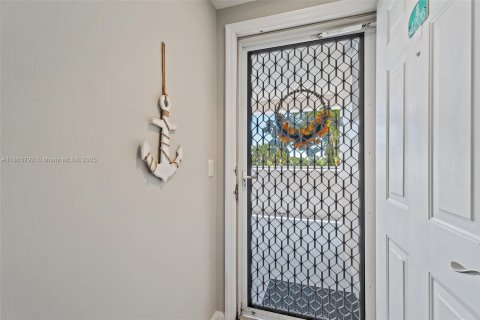 Condo in Hutchinson Island South, Florida, 2 bedrooms  № 1893524 - photo 25