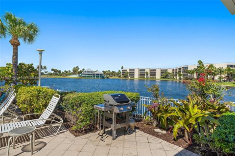 Condo in Hutchinson Island South, Florida, 2 bedrooms  № 1893524 - photo 29