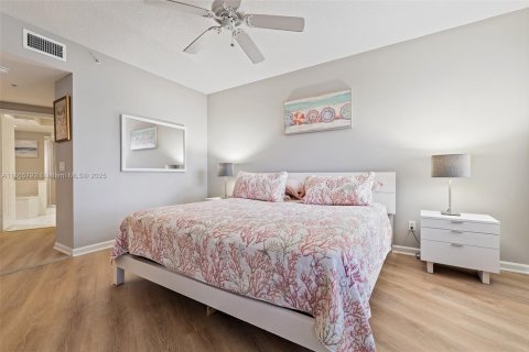 Condo in Hutchinson Island South, Florida, 2 bedrooms  № 1893524 - photo 17