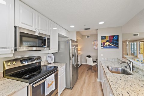 Condo in Hutchinson Island South, Florida, 2 bedrooms  № 1893524 - photo 10