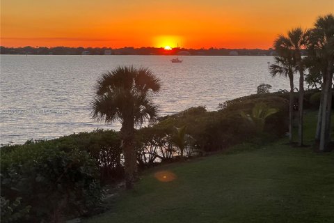 Condo in Hutchinson Island South, Florida, 2 bedrooms  № 1893524 - photo 3