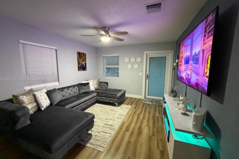 Villa ou maison à vendre à Miami, Floride: 3 chambres, 117.43 m2 № 1987871 - photo 2