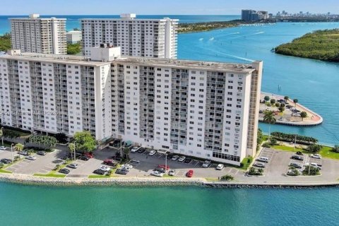 Купить кондоминиум в Санни-Айлс-Бич, Флорида 2 спальни, 101.64м2, № 1981221 - фото 2