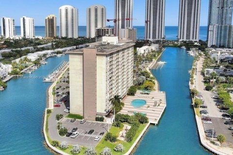 Кондоминиум с 2 спальнями в Санни-Айлс-Бич, Флорида № 1981221