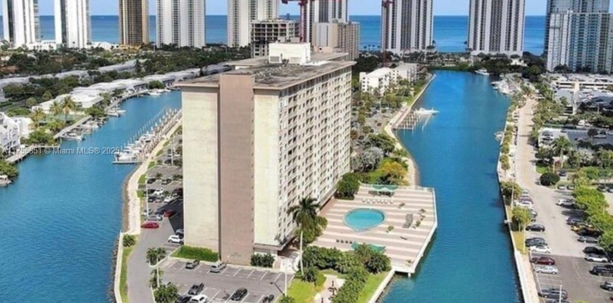 Кондоминиум с 2 спальнями в Санни-Айлс-Бич, Флорида № 1981221