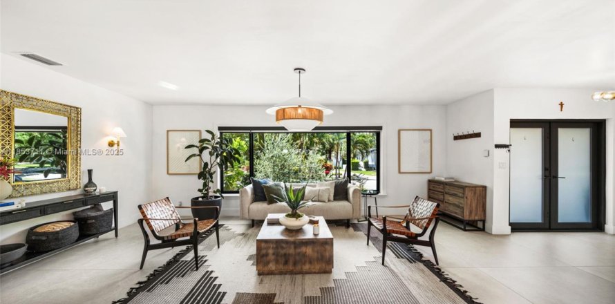House in Miami, Florida 4 bedrooms, 358.23 sq.m. № 1890553
