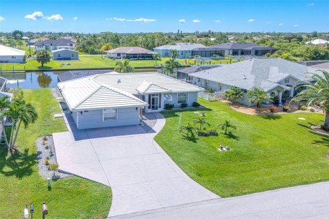 House in Port Charlotte, Florida 3 bedrooms, 158.86 sq.m. № 2314864