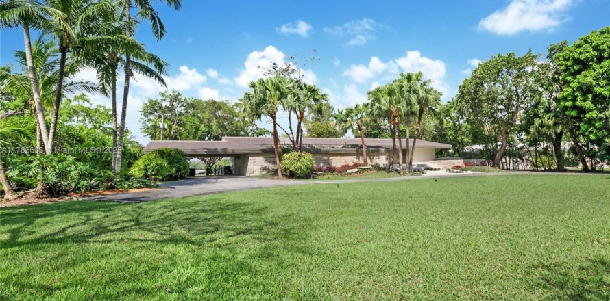 House in Coral Gables, Florida 5 bedrooms, 349.5 sq.m. № 1641818