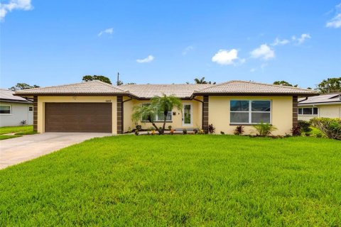 Casa en venta en Saint Petersburg, Florida, 4 dormitorios, 174.56 m2 № 1831923 - foto 1