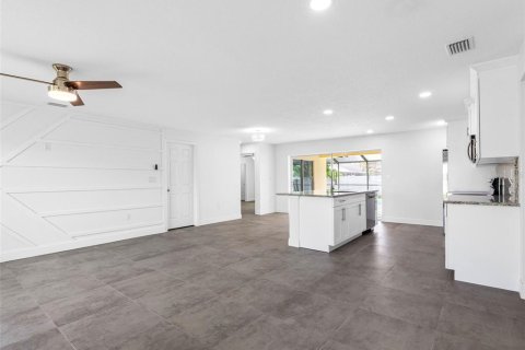 Casa en venta en Saint Petersburg, Florida, 4 dormitorios, 174.56 m2 № 1831923 - foto 3