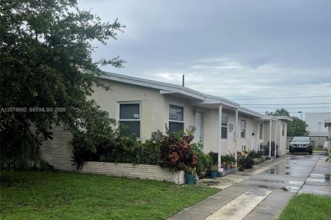 Commercial property in Hollywood, Florida 179.39 sq.m. № 2243484