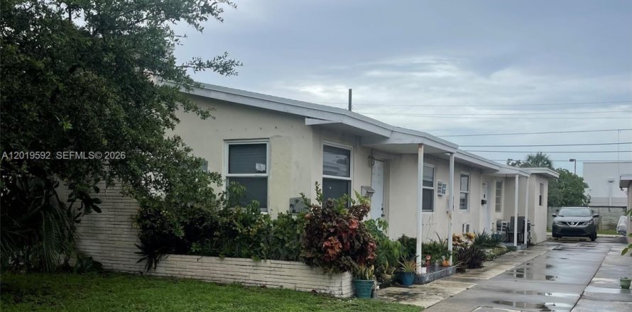 Commercial property in Hollywood, Florida 179.39 sq.m. № 2243484