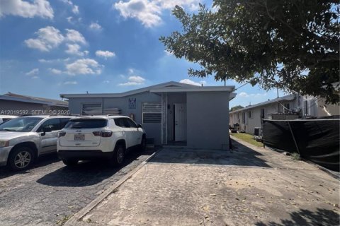 Commercial property in Hollywood, Florida 179.39 sq.m. № 2243484 - photo 13