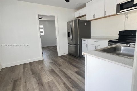 Commercial property in Hollywood, Florida 179.39 sq.m. № 2243484 - photo 5
