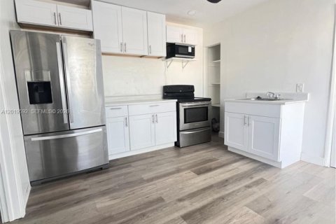 Commercial property in Hollywood, Florida 179.39 sq.m. № 2243484 - photo 9