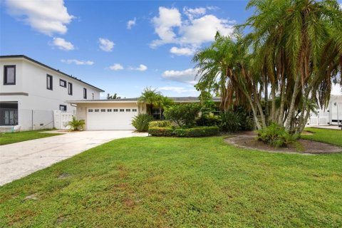 House in Tampa, Florida 4 bedrooms, 244.52 sq.m. № 1815318 - photo 22