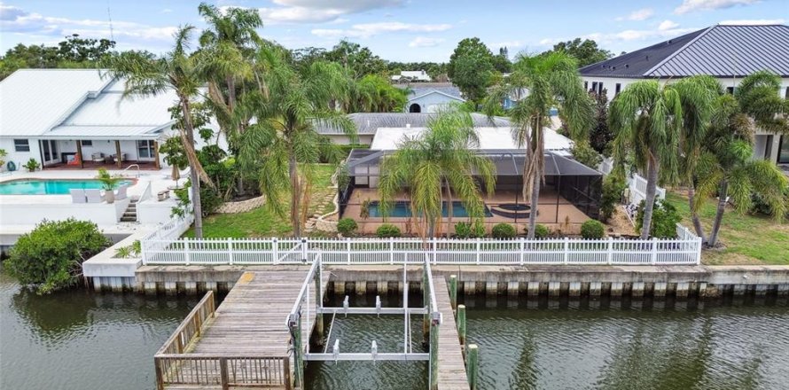 House in Tampa, Florida 4 bedrooms, 244.52 sq.m. № 1815318