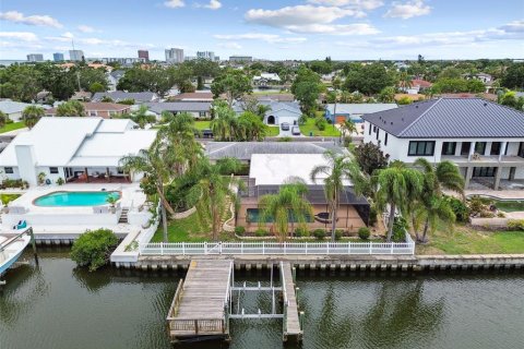 House in Tampa, Florida 4 bedrooms, 244.52 sq.m. № 1815318 - photo 14