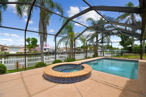 House in Tampa, Florida 4 bedrooms, 244.52 sq.m. № 1815318 - photo 5