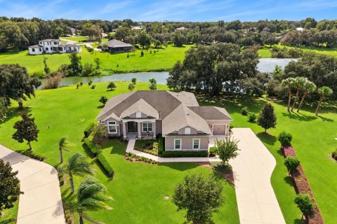 House in Eustis, Florida 4 bedrooms, 262.54 sq.m. № 2425242