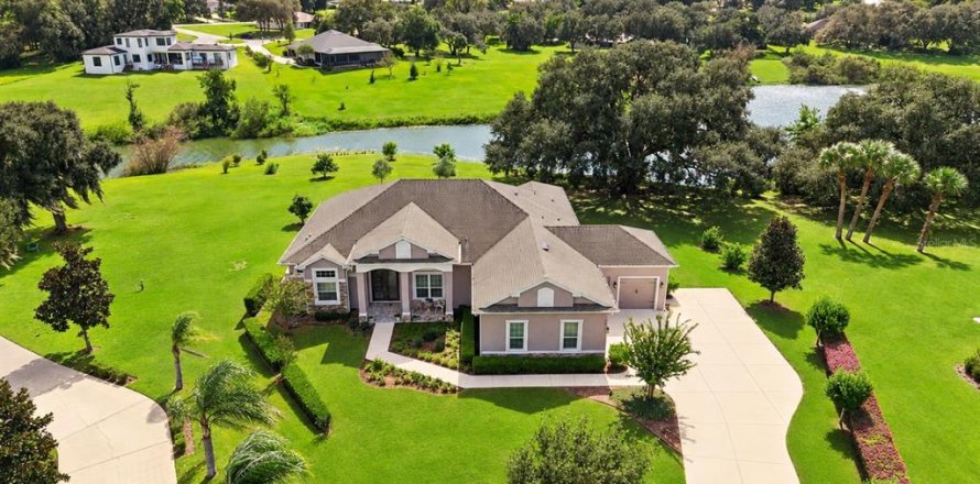 House in Eustis, Florida 4 bedrooms, 262.54 sq.m. № 2425242