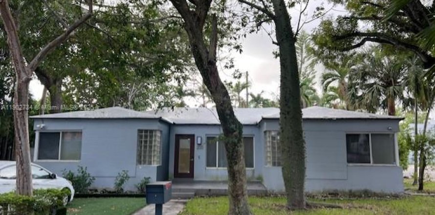 House in Miami, Florida 4 bedrooms № 2013151