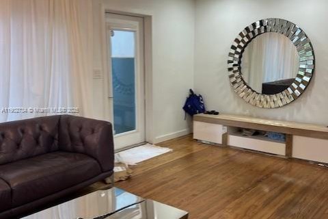 House in Miami, Florida 4 bedrooms № 2013151 - photo 3