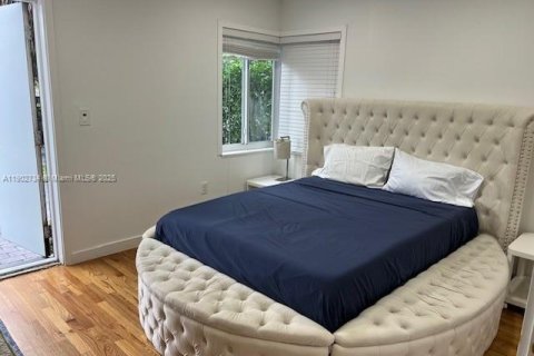 House in Miami, Florida 4 bedrooms № 2013151 - photo 5