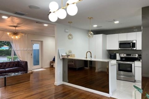 House in Miami, Florida 4 bedrooms № 2013151 - photo 13