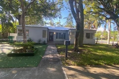 House in Miami, Florida 4 bedrooms № 2013151 - photo 2