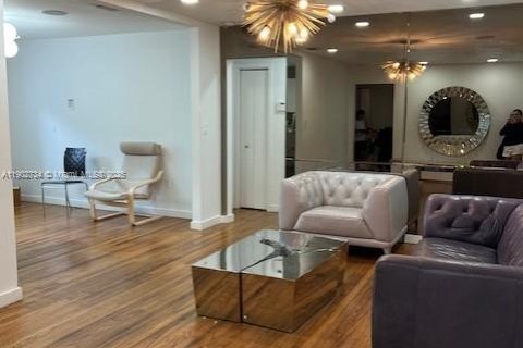 House in Miami, Florida 4 bedrooms № 2013151 - photo 15