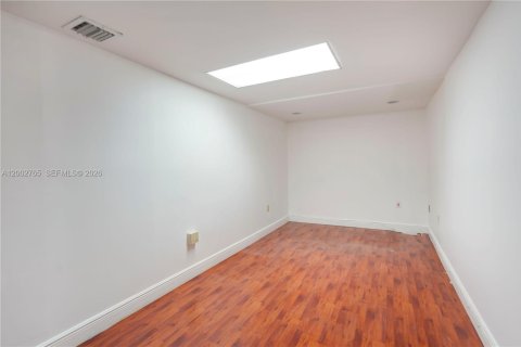 Propiedad comercial en venta en North Miami, Florida № 2066290 - foto 17