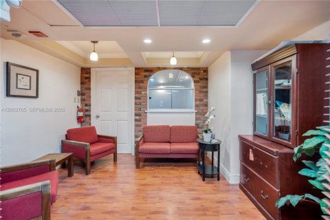Propiedad comercial en venta en North Miami, Florida № 2066290 - foto 6