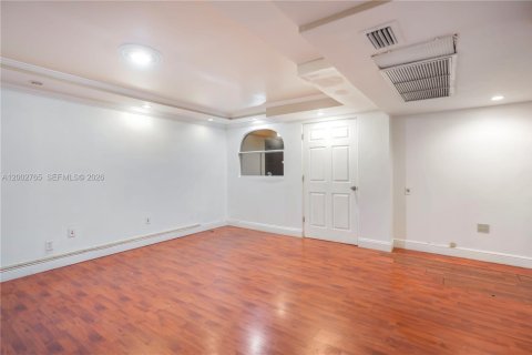 Propiedad comercial en venta en North Miami, Florida № 2066290 - foto 12