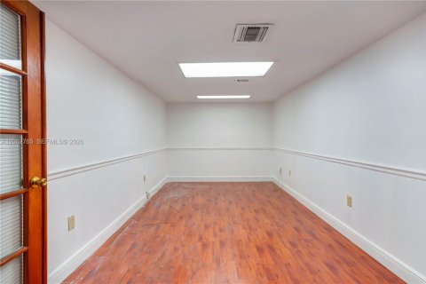 Propiedad comercial en venta en North Miami, Florida № 2066290 - foto 18
