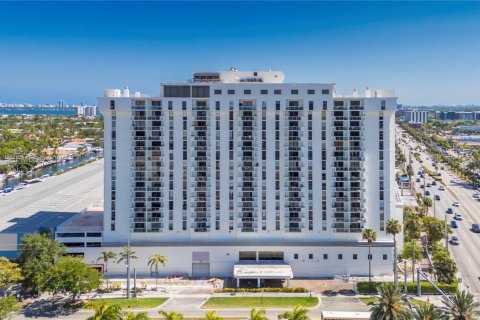 Propiedad comercial en North Miami, Florida № 2066290