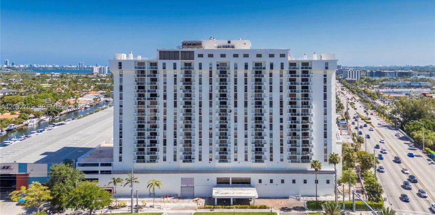 Propiedad comercial en North Miami, Florida № 2066290