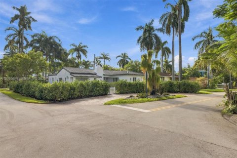 House in North Bay Village, Florida 3 bedrooms, 177.54 sq.m. № 2392416 - photo 11