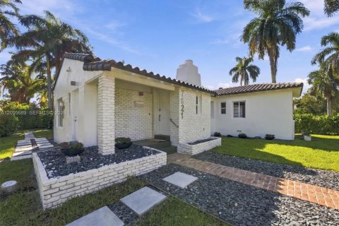 House in North Bay Village, Florida 3 bedrooms, 177.54 sq.m. № 2392416 - photo 24