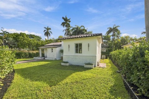 House in North Bay Village, Florida 3 bedrooms, 177.54 sq.m. № 2392416 - photo 28