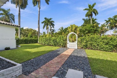 House in North Bay Village, Florida 3 bedrooms, 177.54 sq.m. № 2392416 - photo 30
