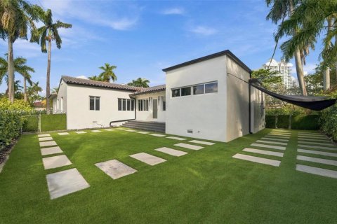 House in North Bay Village, Florida 3 bedrooms, 177.54 sq.m. № 2392416 - photo 5