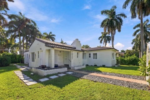 House in North Bay Village, Florida 3 bedrooms, 177.54 sq.m. № 2392416